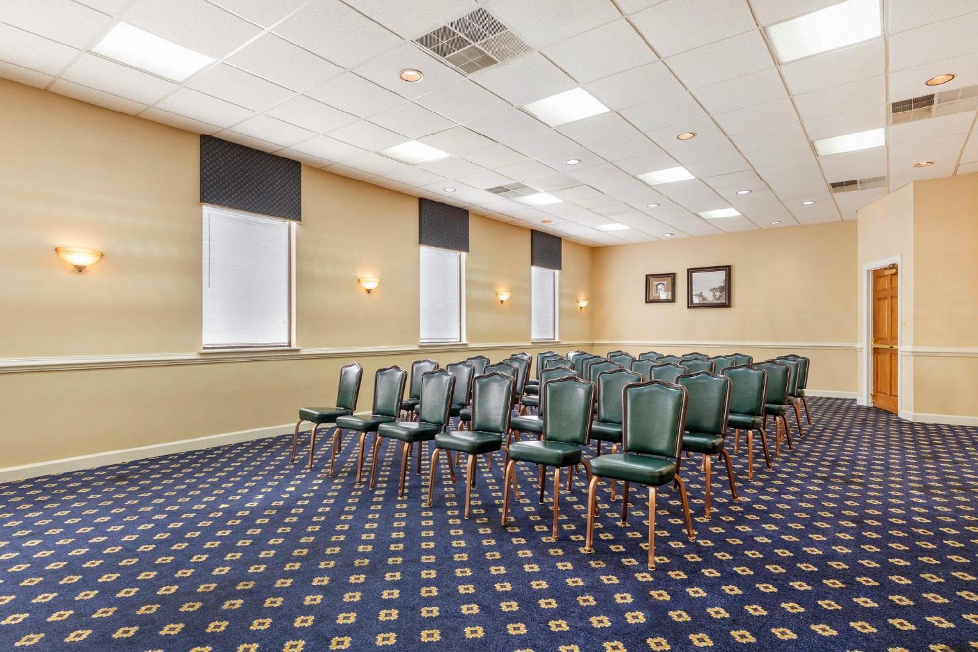 Red Roof Inn & Suites Newport News Kültér fotó